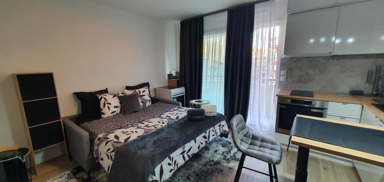 Lovely 1 Bedroom Vacation With Free Parking.